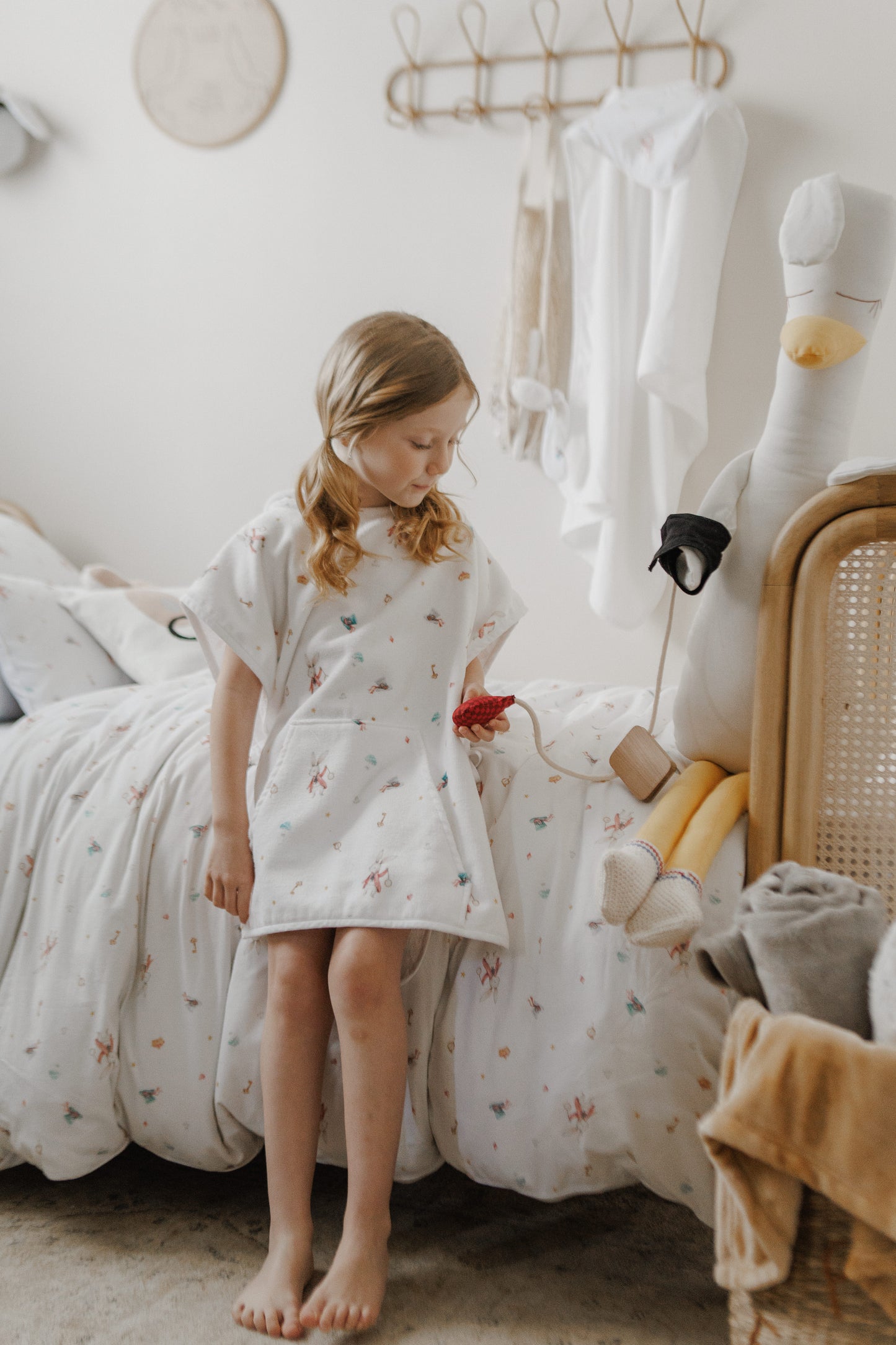 PONCHO EM FELPA ESTAMPADA ALICE