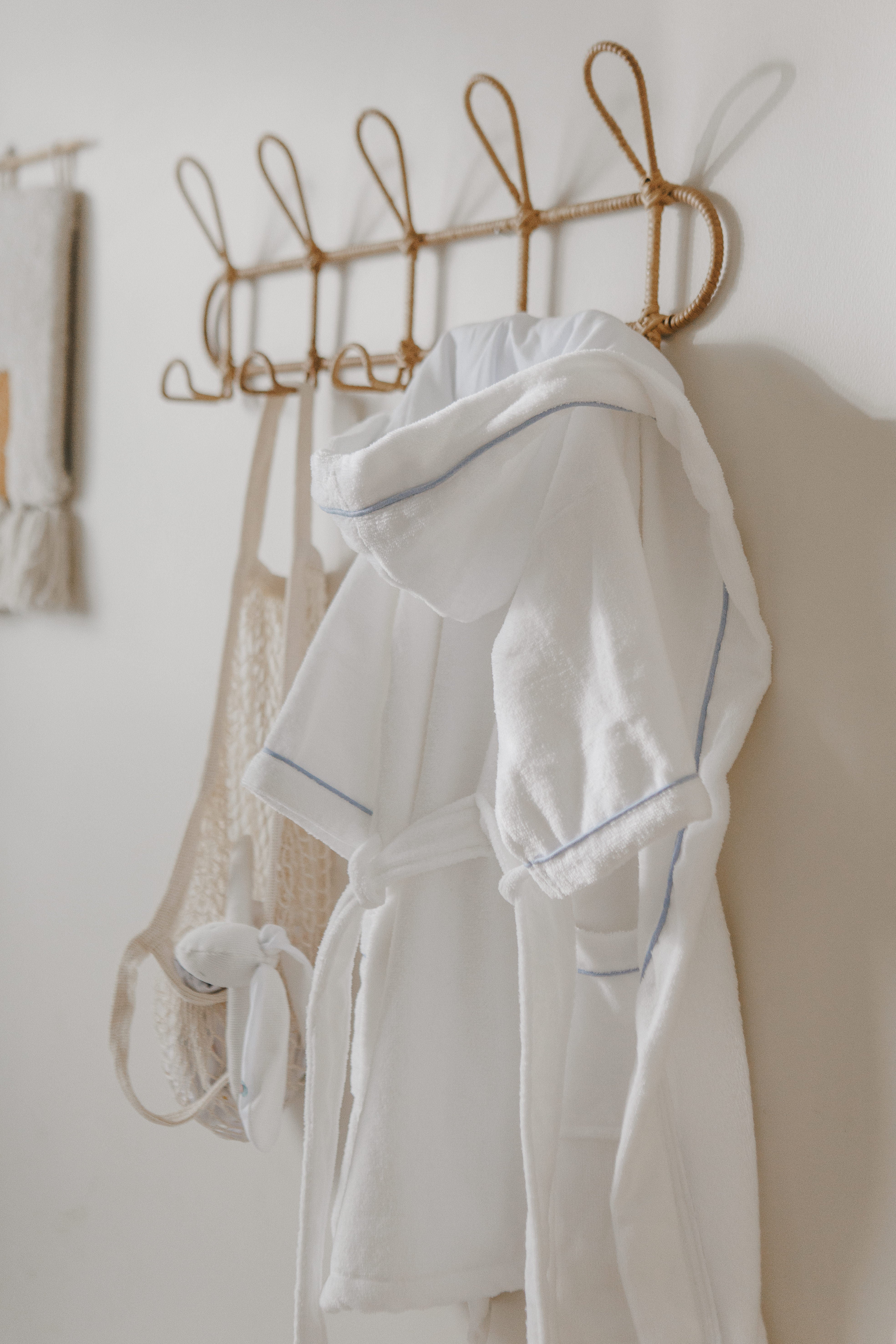 ROUPÃO FELPA BRANCA C/ CAPUZ - CORDONÊ