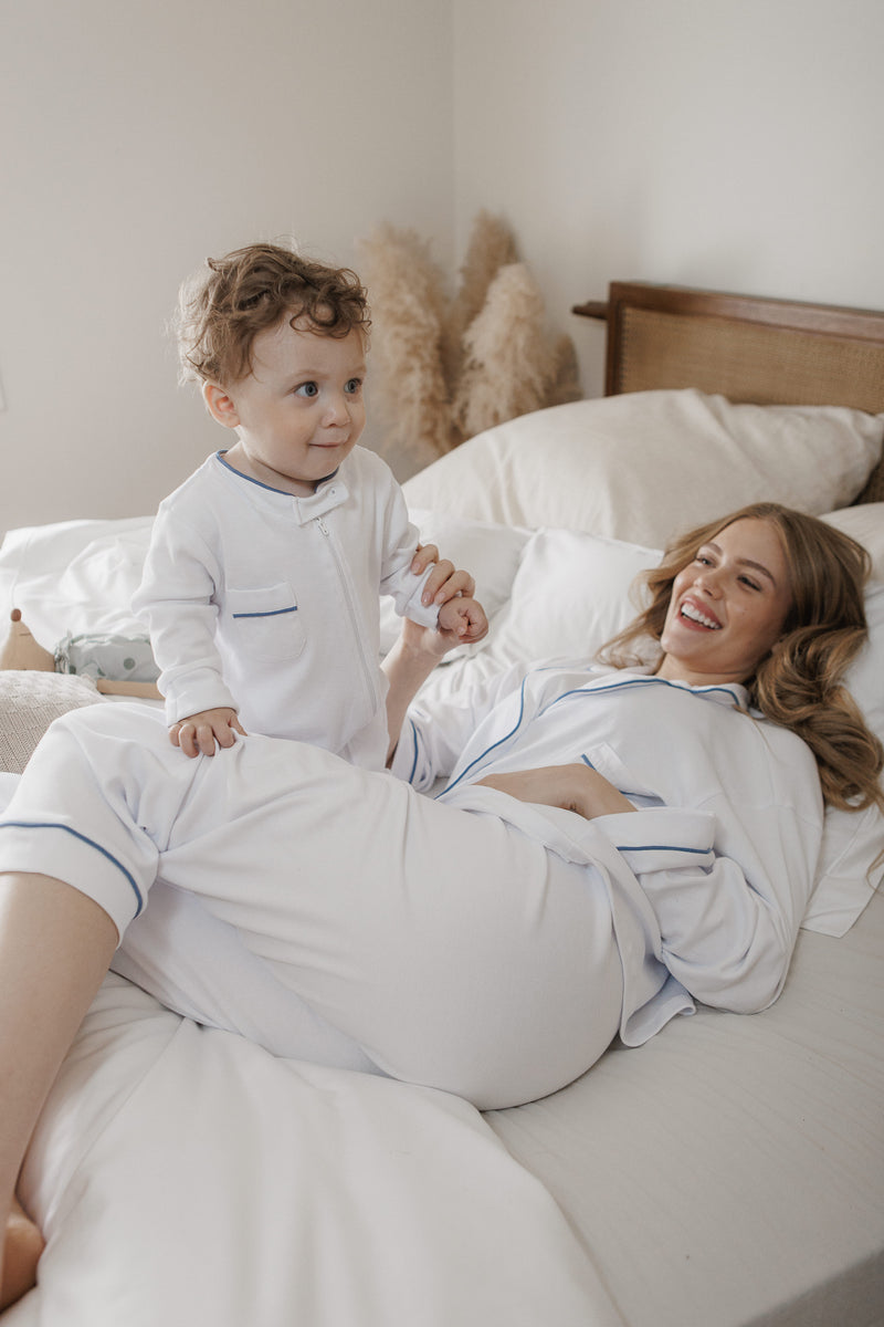Kit Pijama Mamãe & Bebê Branco Cordonê Azul | Nina Materna by Fio a Fio