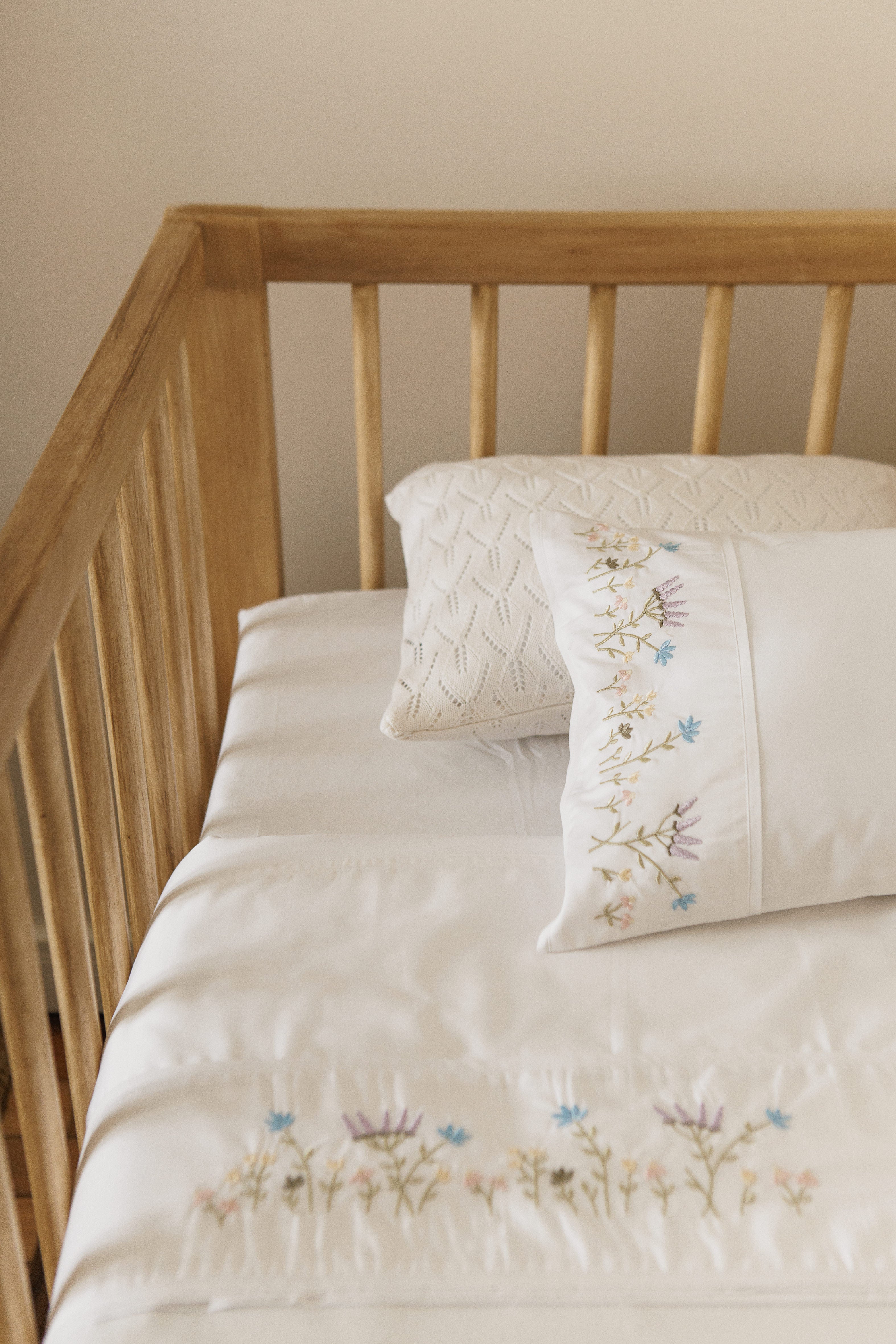 JOGO DE LENÇOL BERÇO 300 FIOS - BORDADO JARDIM