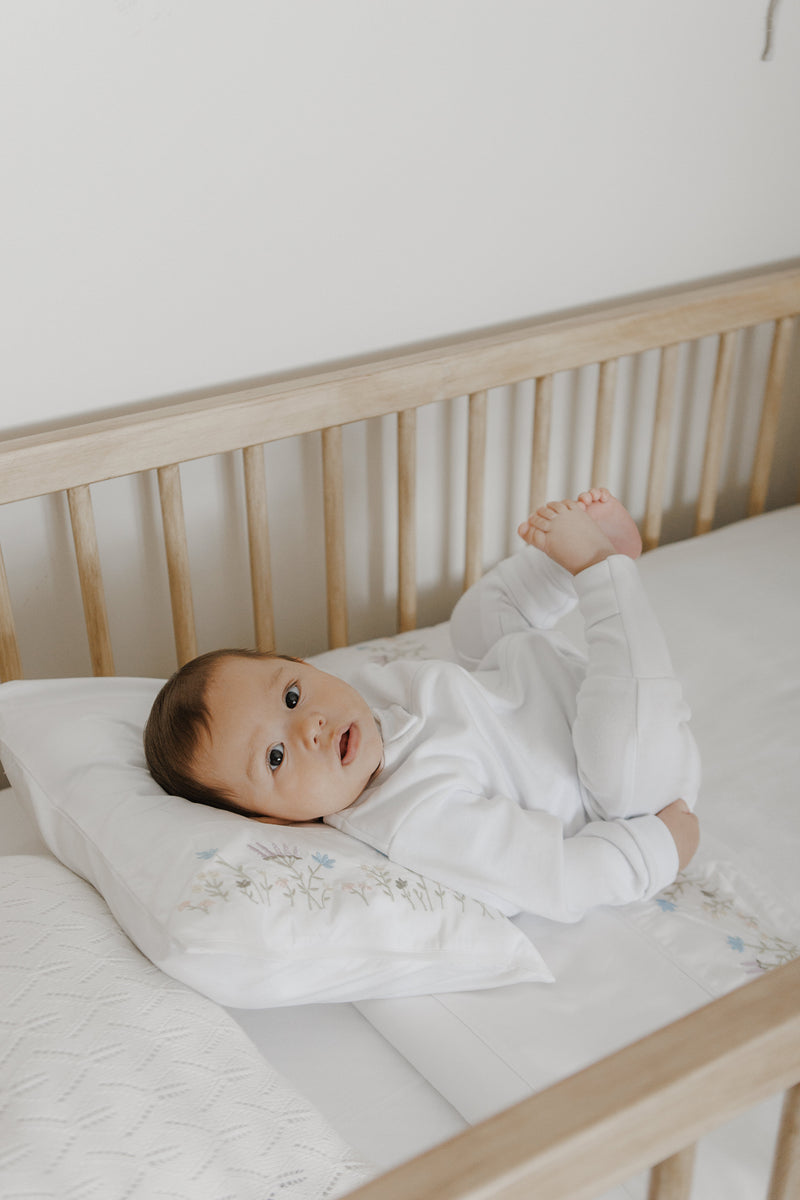 Pijama Macacão Baby Branco Cordonê Rosa | Nina Materna by Fio a Fio