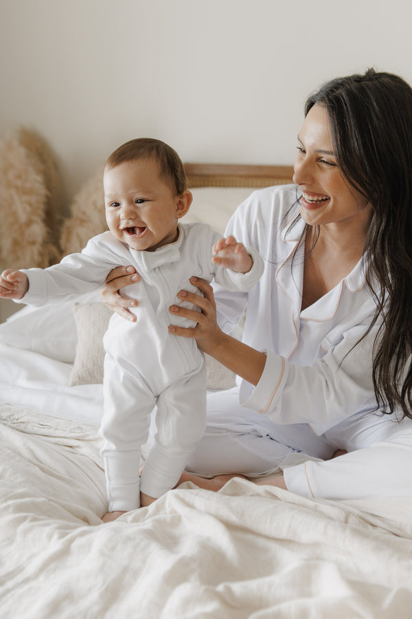 Kit Pijama Mamãe & Bebê Branco Cordonê Rosa | Nina Materna by Fio a Fio