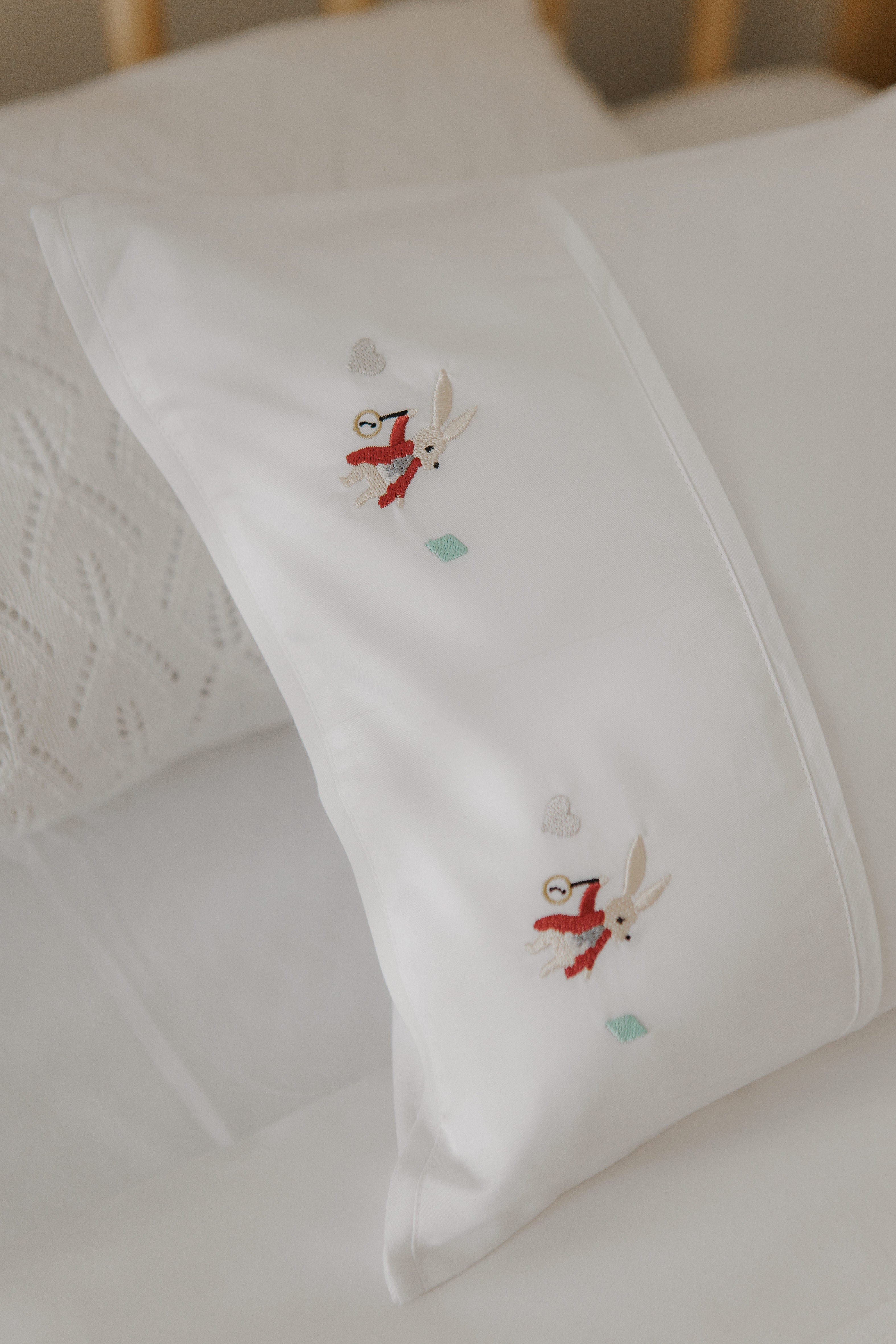 JOGO DE LENÇOL BERÇO 300 FIOS - BORDADO ALICE