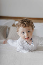 Pijama Macação Baby Branco Cordonê Azul | Nina Materna by Fio a Fio