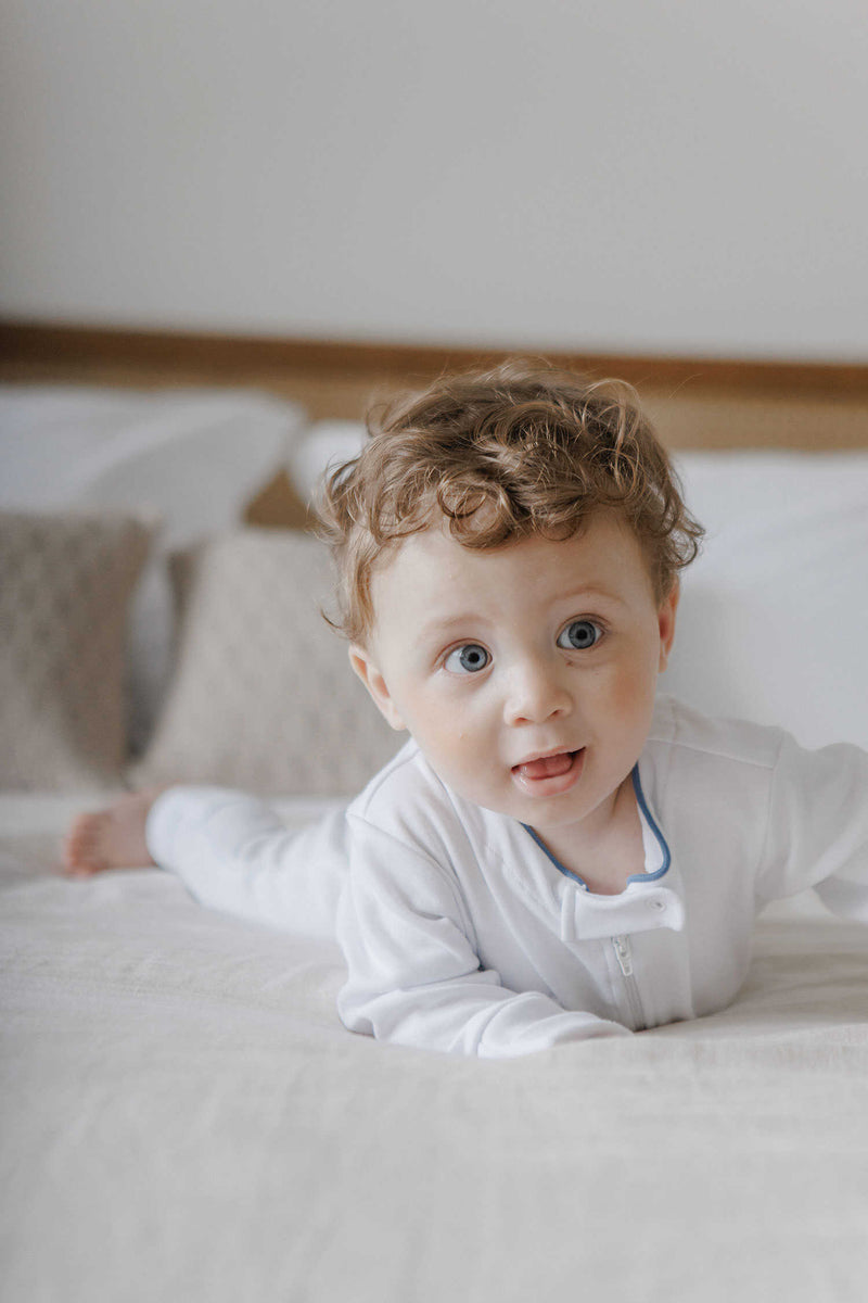 Pijama Macação Baby Branco Cordonê Azul | Nina Materna by Fio a Fio