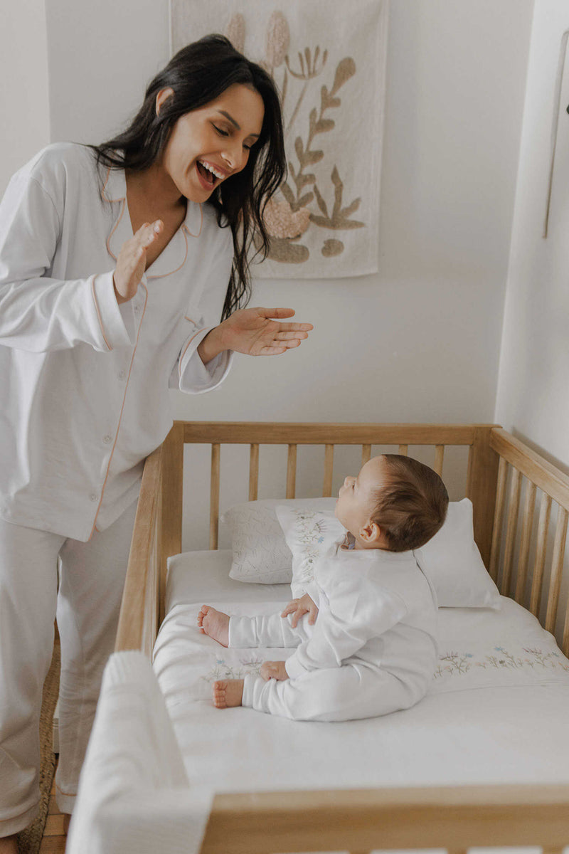 Kit Pijama Mamãe & Bebê Branco Cordonê Rosa | Nina Materna by Fio a Fio